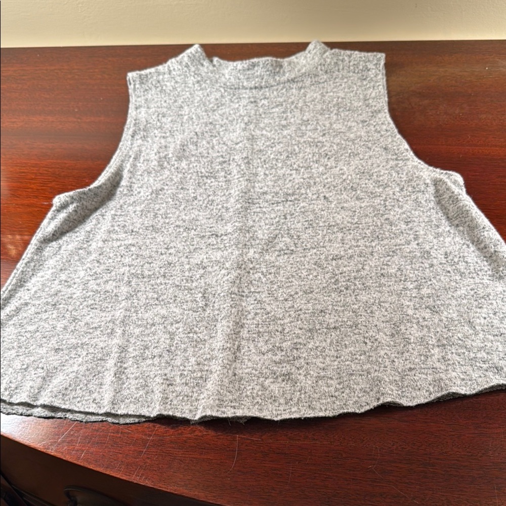 Popular Basics Gray Sleeveless Women's Top. Size M. Super Soft.